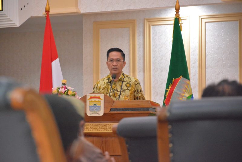 Sekretaris Daerah [Sekda] Drs Ratu Dewa MSi memimpin rapat pembukaan sosialisasi dan edukasi masjid dan mushola se-Kota Palembang bersama Baznas di ruang rapat Parameswara, Kamis [13/1/2022].