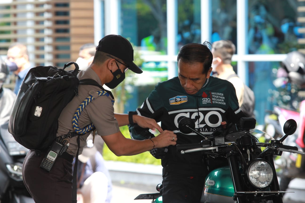 Presiden Joko Widodo [Jokowi] melakukan kunjungan kerja untuk menyaksikan dan melakukan simulasi pelaksanaan MotoGP Mandalika 2022.