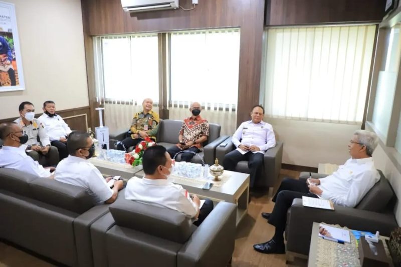 Wakil Gubernur Sumsel Ir H Mawardi Yahya kunjungan Asisten Deputi Koordinasi Intelije Keamanan Bimbingan Masyarakat dan Objek Vital Nasional, Brigjen TNI Sujono SE SH MSi MHan dan rombongan di ruang tamunya, Rabu [19/1].