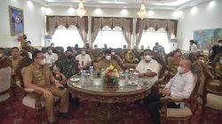 Walikota Palembang H Harnojoyo rapat bersama jajaran Pemkot Palembang bertempat di rumah dinas Walikota, Senin [24/1].