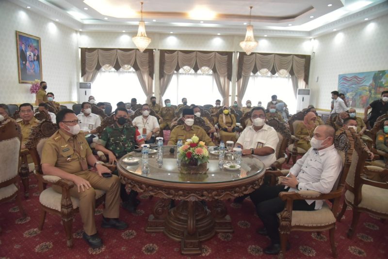 Walikota Palembang  H Harnojoyo rapat bersama jajaran Pemkot Palembang bertempat di rumah dinas Walikota, Senin [24/1].