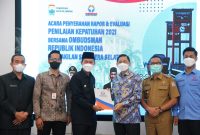 Rapor terkait Standar Layanan Publik diterima langsung oleh Walikota Palembang H Harnojoyo yang diserahkan Perwakilan Ombudsman Sumsel M Adrian Agustiansyah, Selasa [25/1/2022].