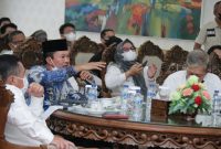 Walikota Palembang H Harnojoyo memimpin rapat terkait finalisasi konsep perencanaan Pasar Terapung Darussalam di rumah dinas Walikota, Rabu [26/1]