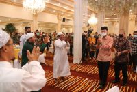 pada Kamis [27/1/2022] warga rukun tetangga [RT] se Kecamatan Seberang Ulu II Palembang menari bersama [Harnojoyo dan Ratu Dewa] sebagai bentuk kehormatan menyambut kedatangan orang nomor satu di tempat tersebut, Royal Convention Center. 