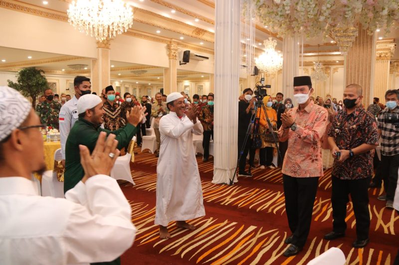 pada Kamis [27/1/2022] warga rukun tetangga [RT] se Kecamatan Seberang Ulu II Palembang menari bersama [Harnojoyo dan Ratu Dewa] sebagai bentuk kehormatan menyambut kedatangan orang nomor satu di tempat tersebut, Royal Convention Center. 
