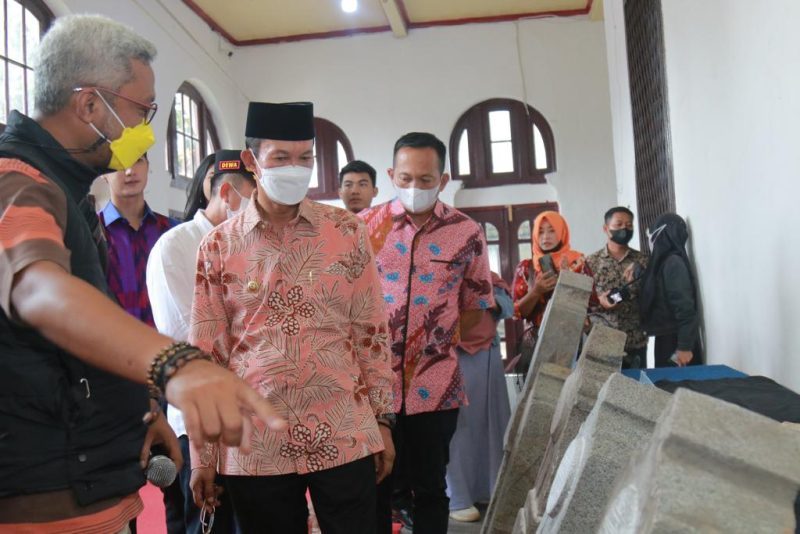 Walikota Palembang H Harnojoyo meninjau langsung enam Batu Nisan Kuno didampingi Sekda Ratu Dewa di Museum Sultan Mahmud Badaruddin II yang satu atap dengan Kantor Dinas Kebudayaan Palembang, Kamis [27/1/2022].