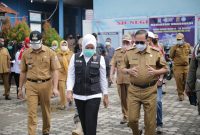 Wakil Walikota Palembang Fitrianti Agustinda didampingi Kepala Dinas Pendidikan H Ahmad Zulinto memantau vaksinasi COVID-19 anak  usia 6- 11 tahun di sekolah dasar [SD] Negeri 27, jalan Pembangunan Kelurahan Siring Agung Kecamatan Ilir Barat 1 Palembang.