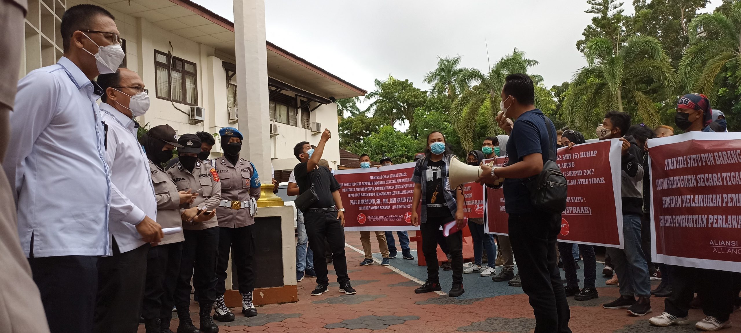 Massa Aksi Aliansi untuk Keadilan menggelar aksi di depan halaman Pengadilan Negeri Palembang, Senin [10/1/2022].