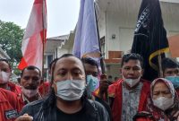 Koordinator Aksi Aliansi untuk Keadilan, Edy Susilo saat diwawancarai di halaman Pengadilan Negeri Palembang, Senin [10/1/2022]