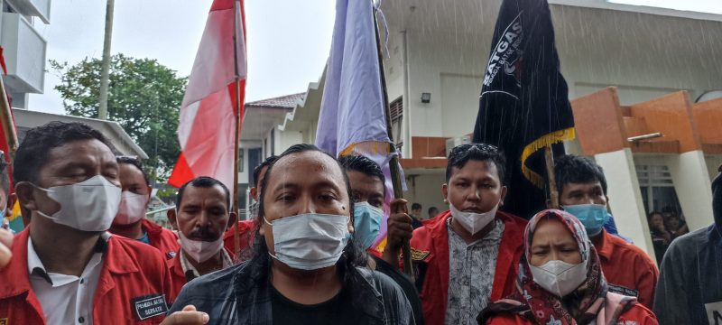 Koordinator Aksi Aliansi untuk Keadilan, Edy Susilo saat diwawancarai di halaman Pengadilan Negeri Palembang, Senin [10/1/2022]