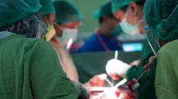 Tim dokter RSUP Mohammad Hosein Palembang tengah melakukan operasi terhadap seorang pasien yang melahirkan