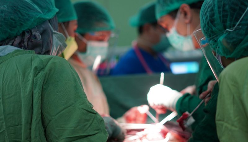 Tim dokter RSUP Mohammad Hosein Palembang tengah melakukan operasi terhadap seorang pasien yang melahirkan