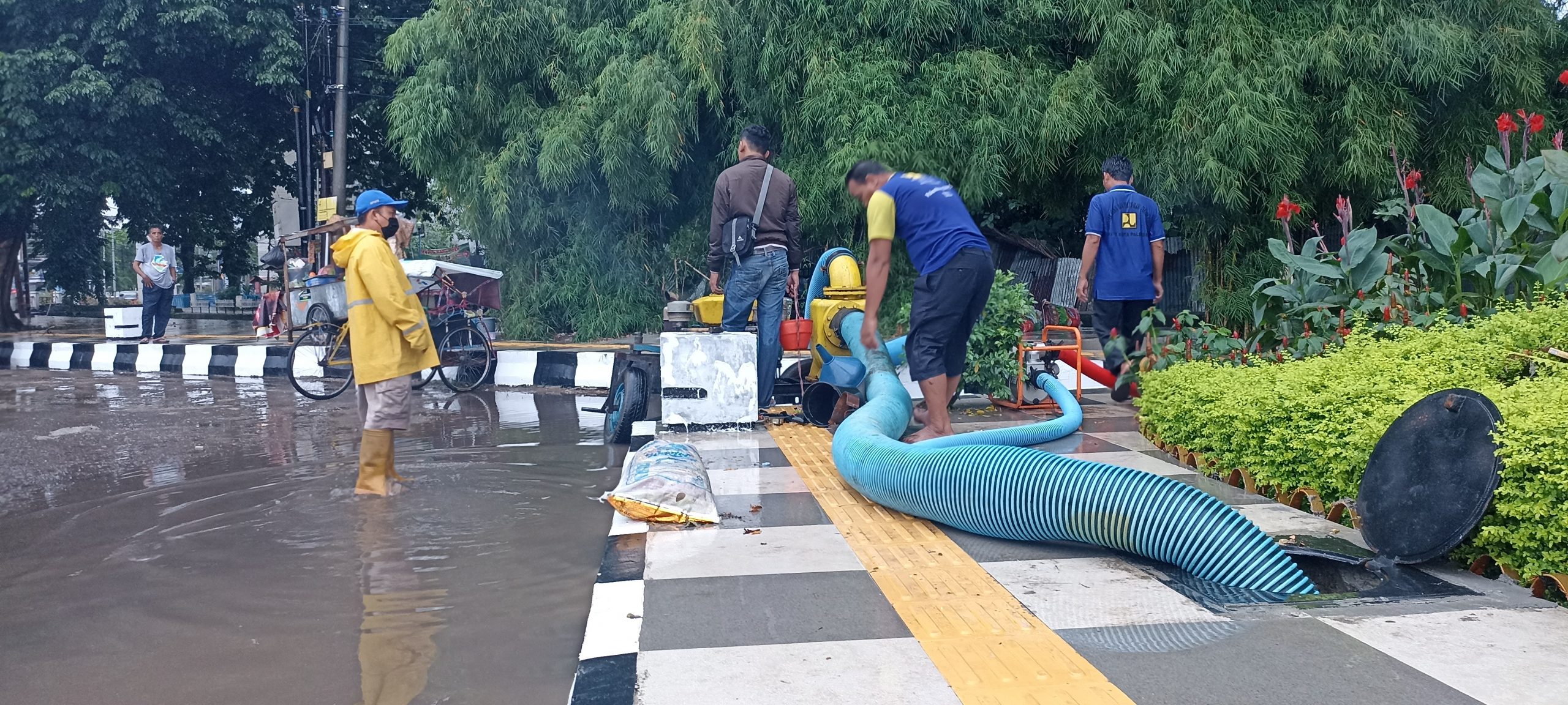 Kepala Dinas Pekerjaan Umum dan Penataan Ruang [Kadis PUPR] Palembang, H Ahmad Bastari Yusak bersama Babinsa Koramil 02/0418 Palembang, beserta Dinas Keberhasilan berjibaku menanggulangi genangan air dengan Pompanisasi di kawasan Simpang Lima DPRD Sumsel, Senin [17/1/2022].