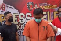 Yusuf [45], pelaku penyiraman mantan istri menggunakan cuka parah [Air Keras] karena cemburu, Jumat [6/1/2022] lalu, telah diciduk Subdit III Ditreskrimum Polda Sumsel. 