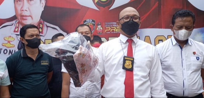 Yusuf [45] pelaku penyiraman air keras terhadap mantan istrinya terancam hukuman berlapis dengan ancaman hukuman 12 tahun penjara. 