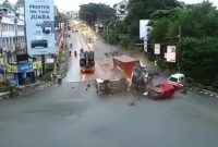 Diduga rem blong, truk jenis kontainer menabrak sejumlah pengendara roda empat dan dua di Simpang Rapak, Balikpapan, Jumat pagi, [21/1/2022].