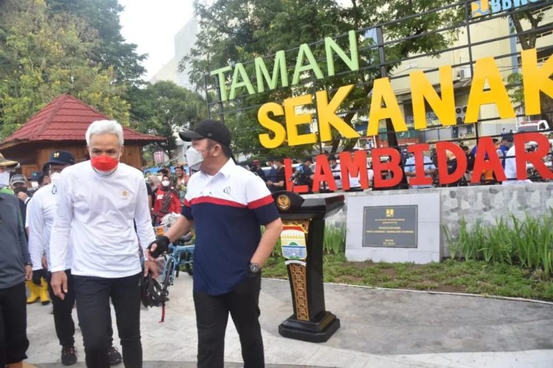 Gubernur Sumsel H Herman Deru bersma Gubernur Jawa Tengah Ganjar Pranowo dan Walikota Palembang H Harnojoyo meninjau serta menyusuri aliran Sungai Sekanak Lambidaro