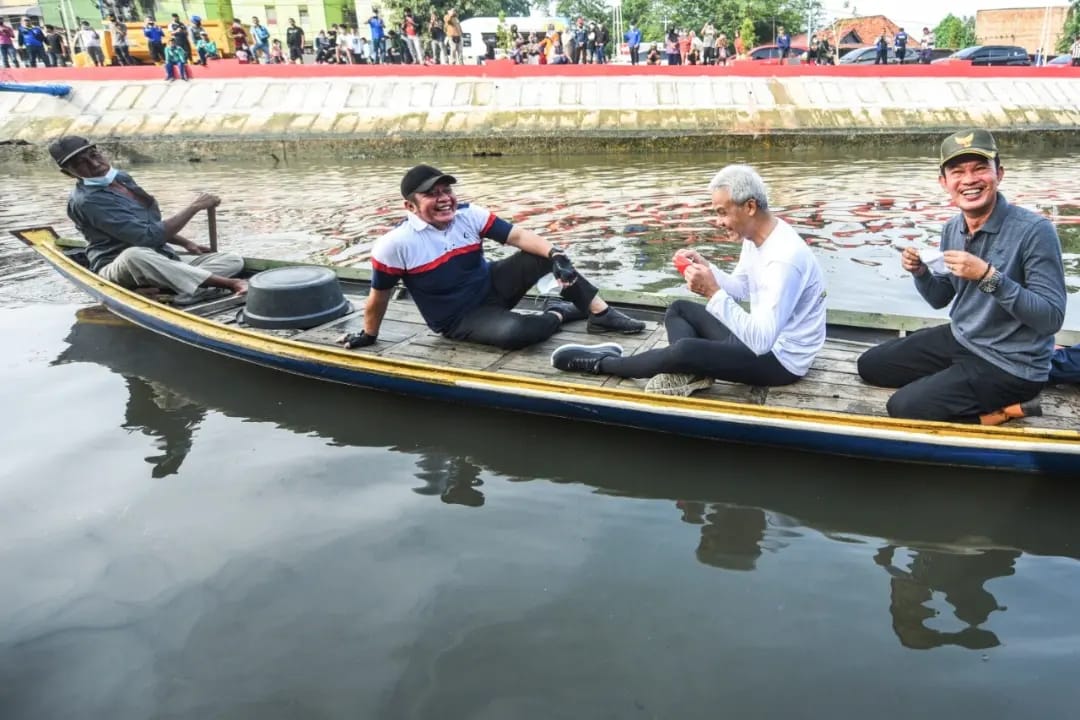 Gubernur Sumsel H Herman Deru bersma Gubernur Jawa Tengah Ganjar Pranowo dan Walikota Palembang H Harnojoyo meninjau serta menyusuri aliran Sungai Sekanak Lambidaro menggunakan perahu