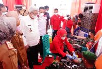 Wakil Gubernur Sumatera Selatan [Sumsel] Mawardi Yahya mengapresiasi kegiatan bakti sosial donor darah yang diselenggarakan oleh UPTB Samsat Palembang III. 