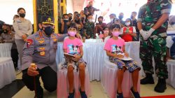 Kapolri Jenderal Listyo Sigit Prabowo meninjau secara langsung kegiatan akselerasi vaksinasi massal di Provinsi Maluku di Lapangan Merdeka Kota Ambon