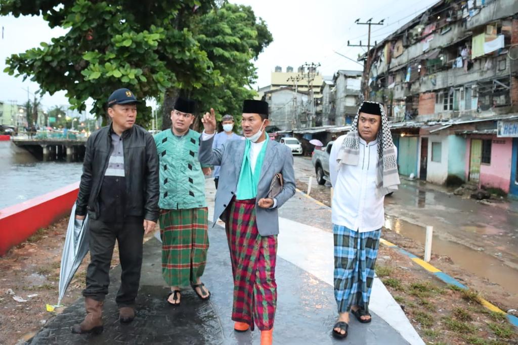 Walikota Harnojoyo didampingi Kepala Dinas PUPR Palembang H Ahmad Bastari Yusak langsung bertolak menuju jalan Kapten A Rivai untuk memastikan pompanisasi yang berada di kawasan itu berfungsi dengan baik.