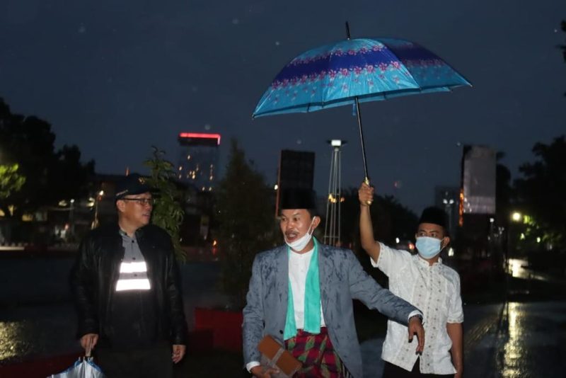 Walikota Harnojoyo didampingi Kepala Dinas PUPR Palembang H Ahmad Bastari Yusak langsung bertolak menuju jalan Kapten A Rivai untuk memastikan pompanisasi yang berada di kawasan itu berfungsi dengan baik.