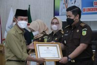 Walikota Palembang H Harnojoyo memberikan penghargaan ke pada Kejari Palembang atas kerjasama dalam pencapaian target PAD Palembang di 2021