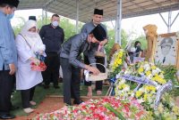 Walikota Palembang H Harnojoyo menaburi bunga di atas makam Almarhum H Husni 