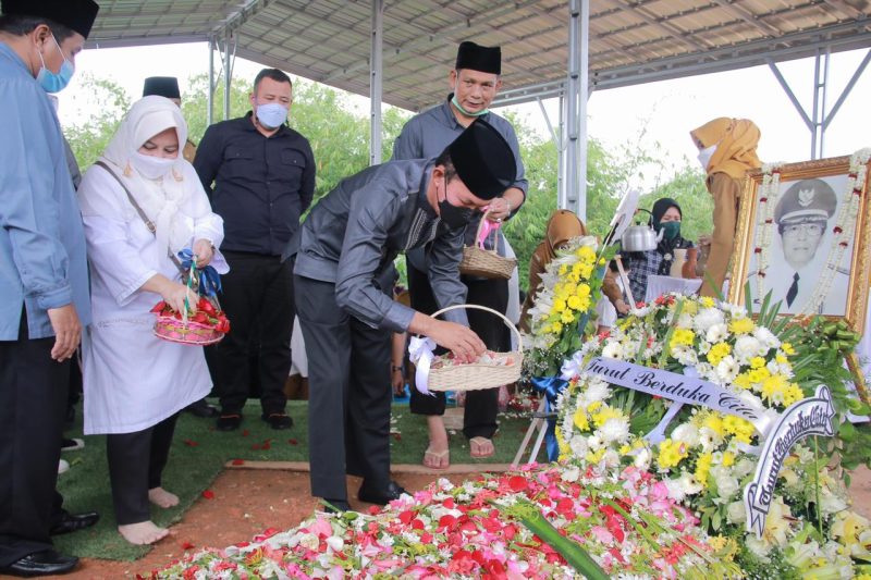 Walikota Palembang H Harnojoyo menaburi bunga di atas makam Almarhum H Husni 