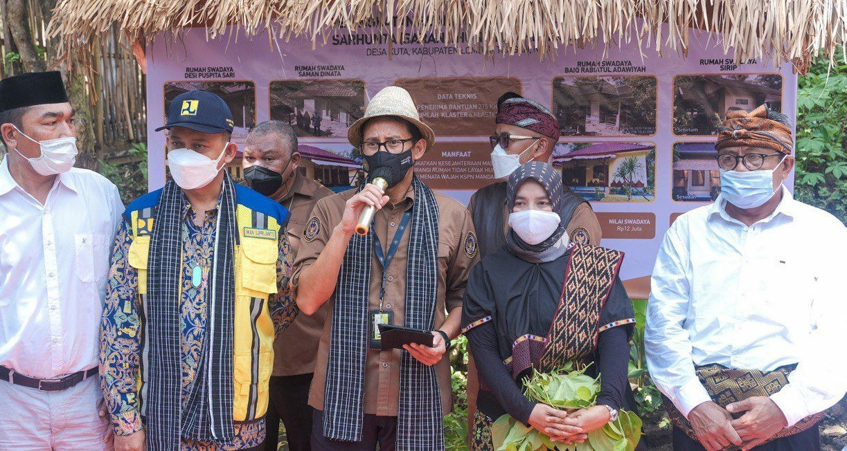 Menteri Pariwisata dan Ekonomi Kreatif [Menparekraf] Sandiaga Uno meninjau homestay di desa Wisata Mong, Lombok Tengah, Nusa Tenggara Barat. [Sorce: laman Kemenparekraf]