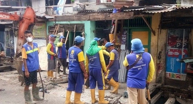 Belasan bangunan liar yang menutupi saluran air (Drainase) di kawasan rumah susun [Rusun] 24 Ilir, di bongkar dinas Kementerian Pekerjaan Umum dan Penataan Ruang [PUPR] kota Palembang, Senin [17/1/2022].