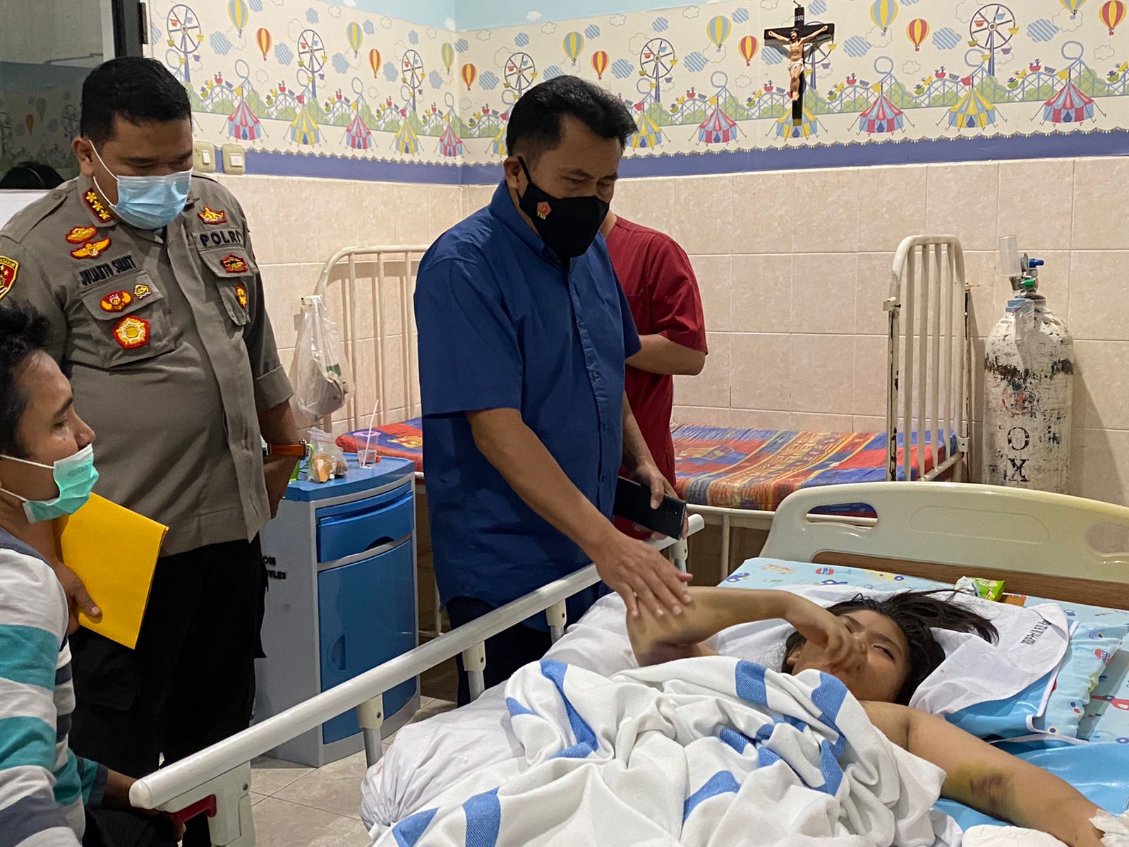 Kapolda Sulawesi Utara Irjen Pol Mulyatno bersama Kapolresta Manado dan penyidik Polresta Manado juga mengunjungi Rumah Sakit Kandou untuk memberikan penguatan dan penghiburan kepada korban dan keluarga.