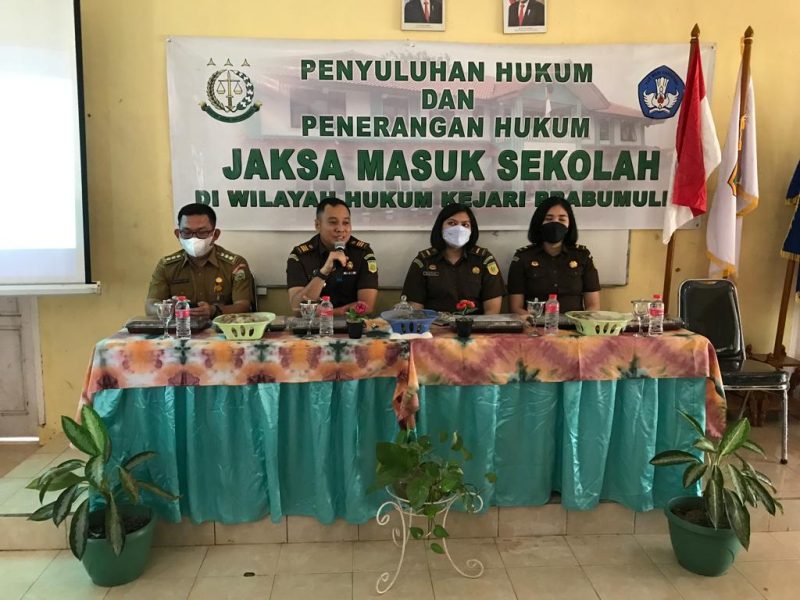 Kejari Prabumulih memberikan pengetahuan hukum bagi siswa-siswi dengan program 
