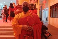 Biksu Badra Murti saat dibincangi usai memimpin doa Puja Pelita di Wahara Dharmakirti, Palembang, Sumatera Selatan, Senin [31/1/2022] malam.
