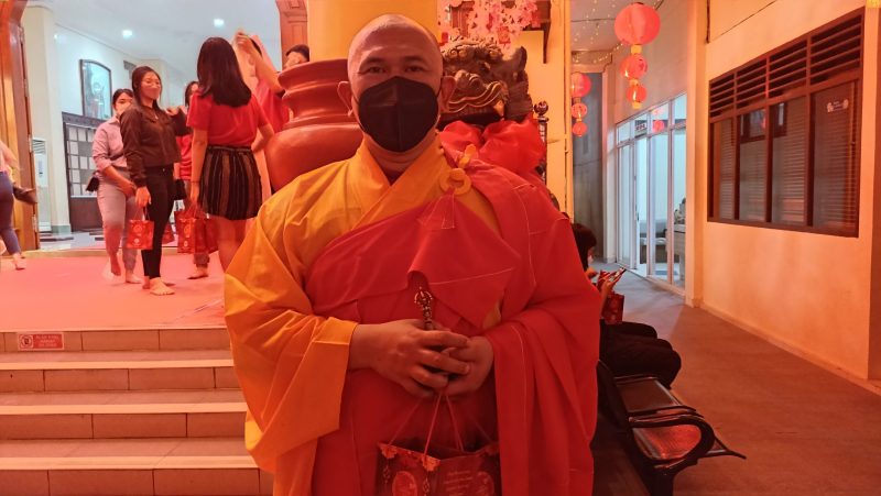 Biksu Badra Murti saat dibincangi usai memimpin doa Puja Pelita di Wahara Dharmakirti, Palembang, Sumatera Selatan, Senin [31/1/2022] malam.