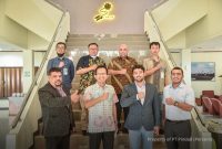 CEO Alfalahi Group Uni Emirat Arab [UEA] Mohamed Al-Falahi disambut langsung VP Pengembangan Bisnis PT Pindad [Persero], Yayat Ruyat didampingi oleh jajaran Pejabat Eselon 1 pada Jumat, 28 Januari 2022 di Auditorium PT Pindad Bandung. [Source: situs Pindad]
