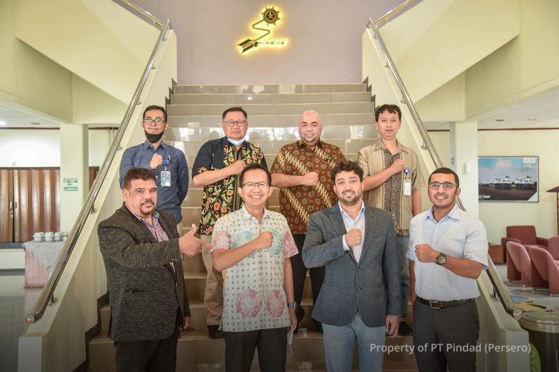 CEO Alfalahi Group Uni Emirat Arab [UEA] Mohamed Al-Falahi disambut langsung VP Pengembangan Bisnis PT Pindad [Persero], Yayat Ruyat didampingi oleh jajaran Pejabat Eselon 1 pada Jumat, 28 Januari 2022 di Auditorium PT Pindad Bandung. [Source: situs Pindad]