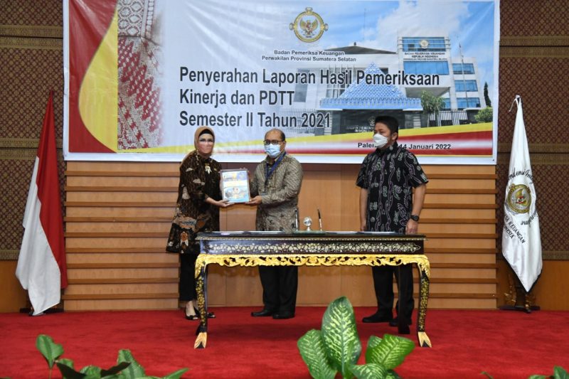 Ketua DPRD bersama Gubernur Sumsel Terima LHP BPK Semester II