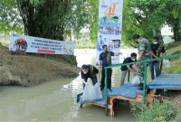 Semarak Hari Jadi PTBA 41: 16 Ribu Benih Ikan Ditebar