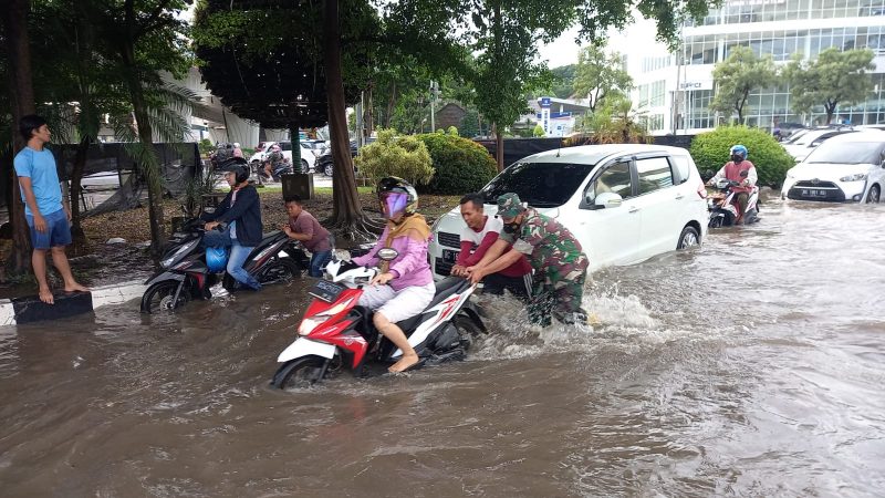 Aksi Heroik Sertu Suraidi di Tengah Genangan Banjir