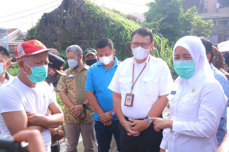 Wakil Walikota Palembang Fitrianti Agustinda didampingi Kadis PUPR H Ahmad Bastari Yusak meninjau Sungai Lebak Keranji, Kamis [3/2/2022].