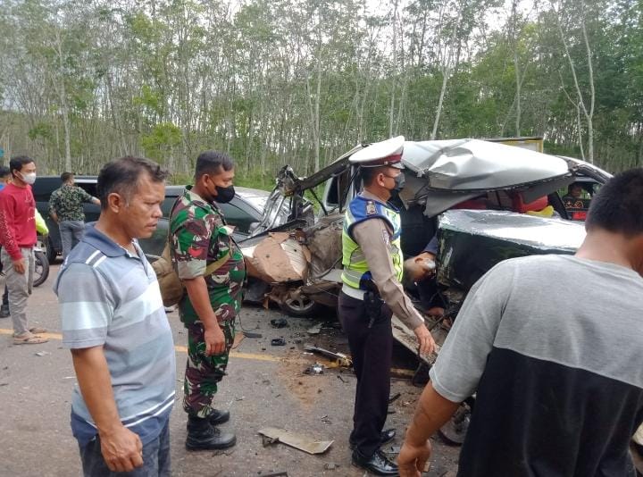 Insiden kecelakaan lalu lintas [Laka lantas] beruntun yang melibatkan satu mobil truk dan dua mobil minibus yakni mobil Isuzu Panther berplat merah, Fuso warna hijau muatan beras dan Daihatsu Ayla.