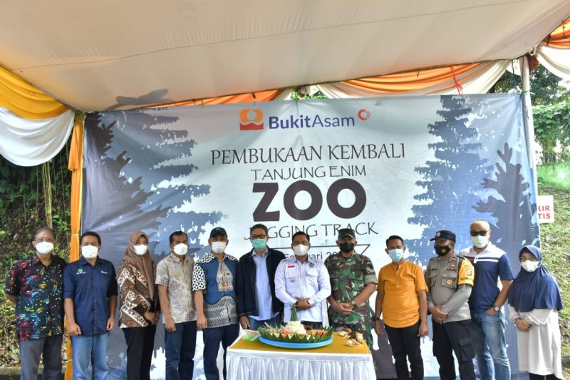 Manajer Humas, Komunikasi dan Administrasi Korporat PTBA, Dayaningrat membuka kembali tempat rekreasi wisata mini Zoo and Jogging Track Bukit Asam, Jumat [4/2/2022].