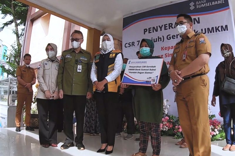 Pemerintah Kota [Pemkot] melalui Wakil Walikota Palembang Fitrianti Agustinda memberikan bantuan CSR BSB berupa tujuh gerobak ke pada pedagang Dogan