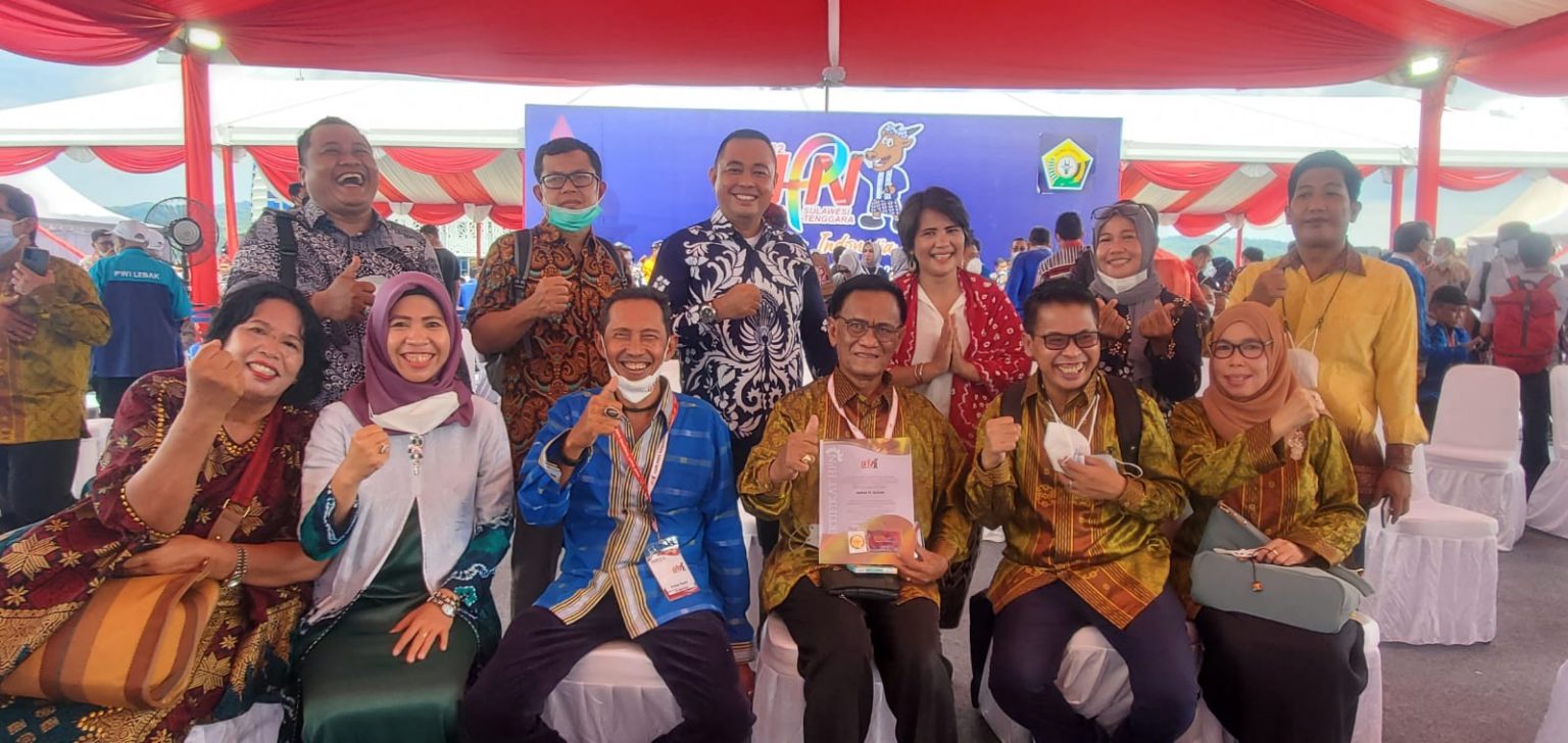 Pose bersama rekan rekan PWI Sumsel di acara Perhelatan HPN 2022, Kendai, Sulawesi Tenggara.