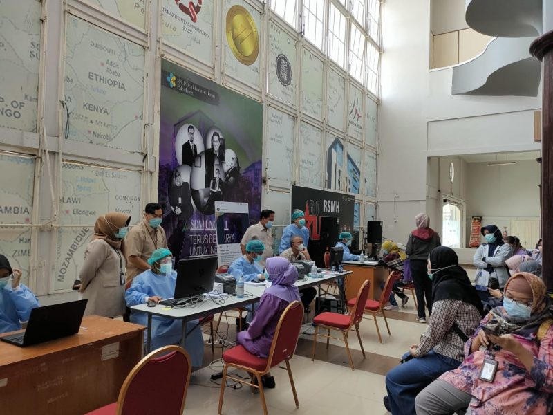 Sebanyak 3000 lebih tenaga kesehatan [Nakes] Rumah Sakit Umum Pusat Dr Mohammad Hoesin [RSUPMH] Palembang diswab massal.