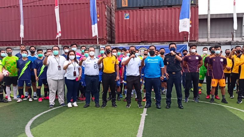 Komandan Pangkalan TNI Angkatan Laut [Danlanal] Palembang Kolonel Laut [P] Filda Malari membuka acara olahraga futsal bersama instansi maritim wilayah Palembang, berlangsung di Lapangan Futsal Mako Lanal Palembang, Kamis [10/02/2022].