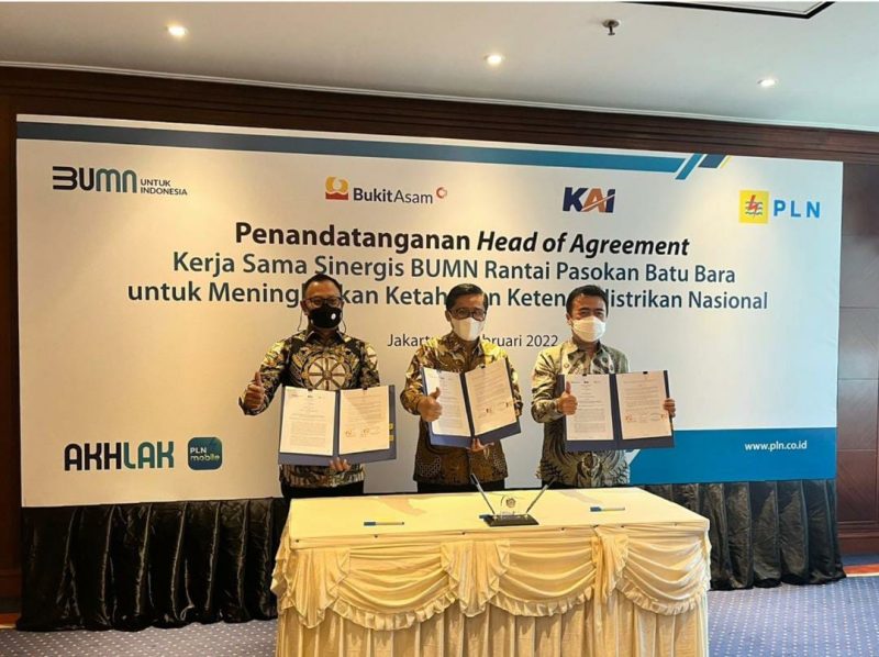 Penandatanganan HoA dilakukan oleh Direktur Energi Primer PLN Hartanto Wibowo, Direktur Pengembangan Usaha PTBA Rafli Yandra, dan Direktur Niaga KAI Dadan Rudiansyah di Kantor Pusat PLN, Jakarta, Rabu [16/2].