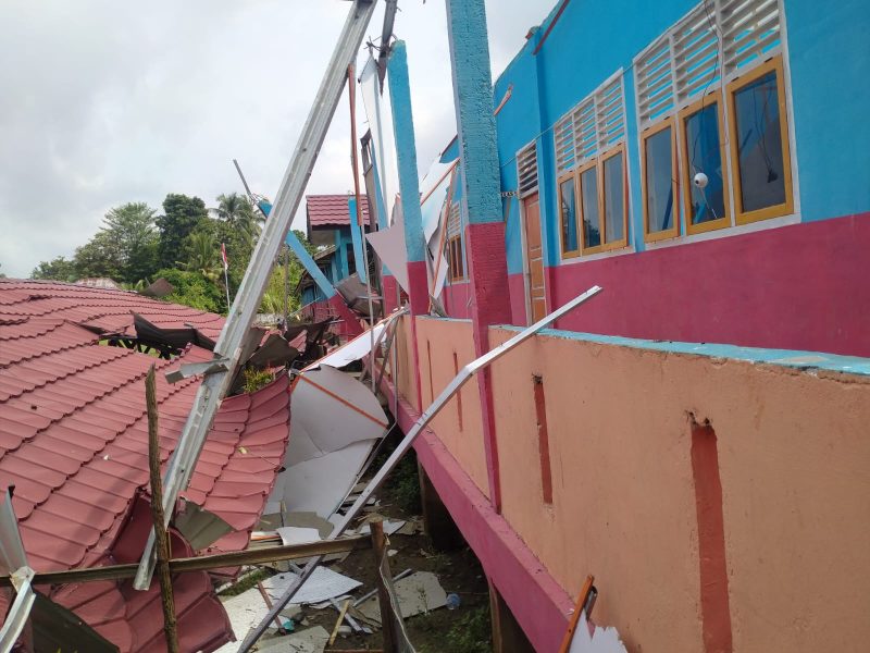 Akibatnya, sekitar delapan rumah warga mengalami kerusakan ringan hingga berat pada bagian atap dan satu sekolah rusak parah.