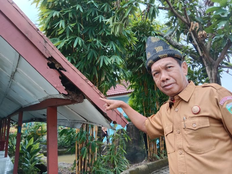 Kepala SMKN 5 Palembang, Zulkarnain MPd, memperlihatkan kondisi bangunan gedung sekolah yang nyaris Roboh, Kamis [24/2/2022].
